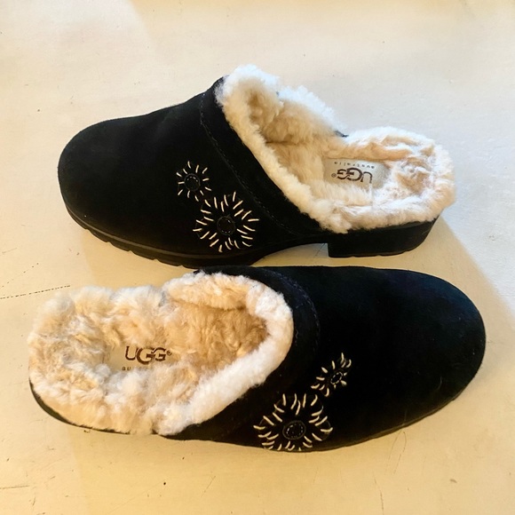 UGG Solvang black Suede Embroidered Floral Sheepskin Clogs 7 feel like 8 to me. - Picture 3 of 5